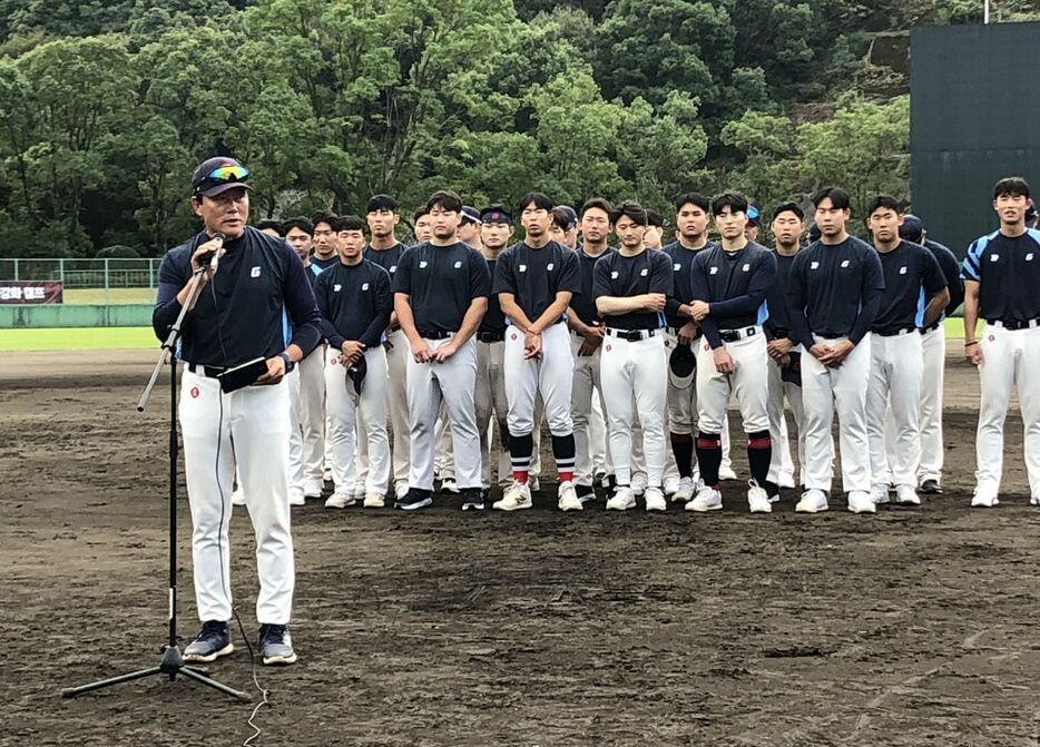 宮崎県日向市でキャンプインした韓国・釜山ロッテジャイアンツのメンバー。キム・ミンホコーチがあいさつ