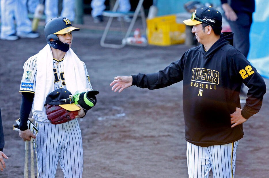 中野拓夢（左）と藤川球児監督