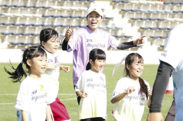 澤穂希さん（中央）とサッカーを楽しむ子どもたち＝アシさと