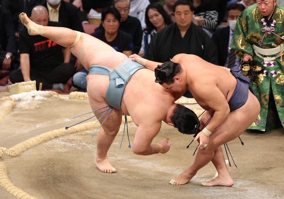 ＜九州場所8日目＞　　上手投げで欧勝馬（左）を破る豊昇龍　　（撮影・成瀬　徹）