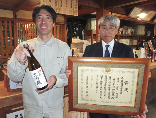 【最高賞の局長賞受賞を喜ぶ村田社長（右）と杜氏の船木さん＝伊勢市宇治中之切町の伊勢萬内宮前酒造場で】