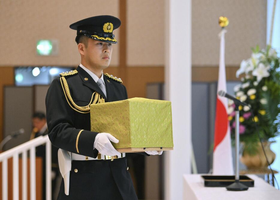 殉職した警察官や人命救助で亡くなった民間人の慰霊祭で、殉職警察官らの名簿を奉納する関係者＝30日午後、東京都千代田区（代表撮影）