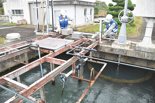 浄水場の設備を点検する職員たち