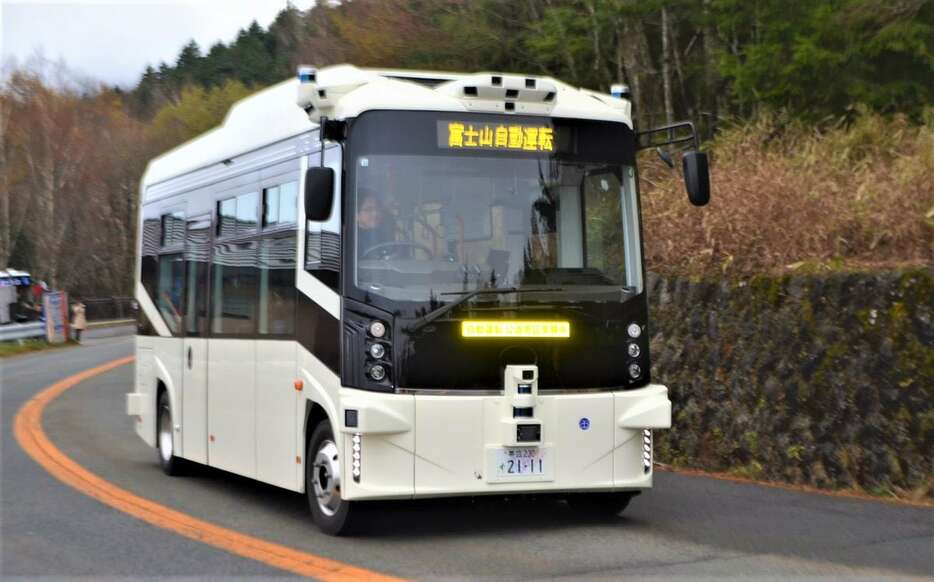 富士スバルラインで行われた自動運転EVバスの実証実験＝10日、山梨県鳴沢村（平尾孝撮影）