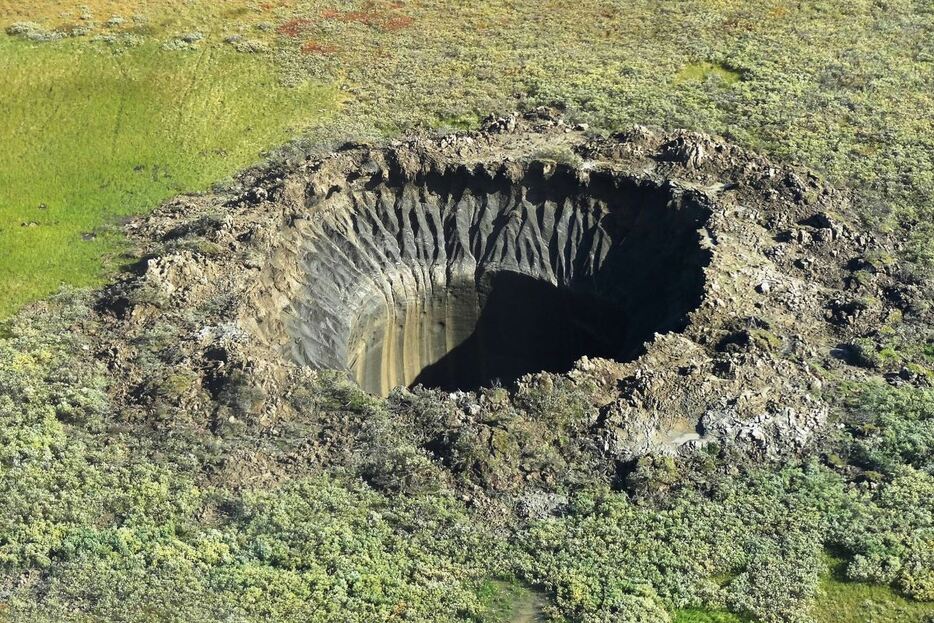 ヤマル半島で見つかった陥没穴を上空から捉えた様子。シベリアでは陥没穴が２０カ所以上発見されている