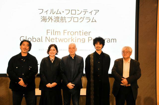 会場には支援対象に選ばれた映画監督の長谷井宏紀さん（左）と川和田恵真さん（左から２人目）のほか、俳優で監督の斉藤工さん（右から２人目）らも駆けつけた=東京都千代田区有楽町１丁目、田島知樹撮影