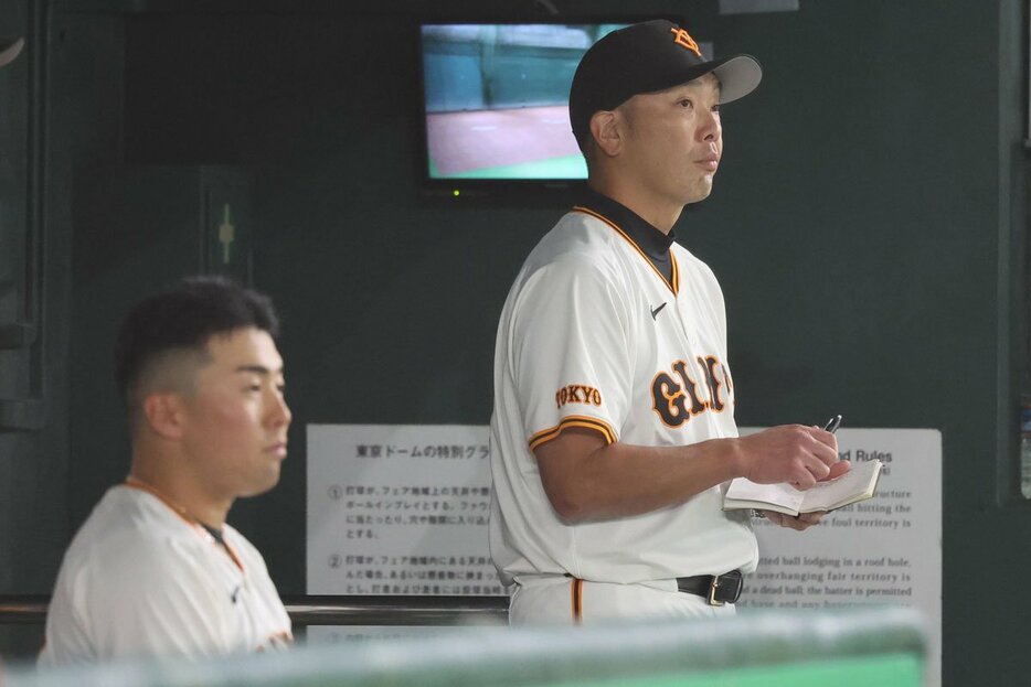 浅野翔吾（左）と阿部慎之助監督