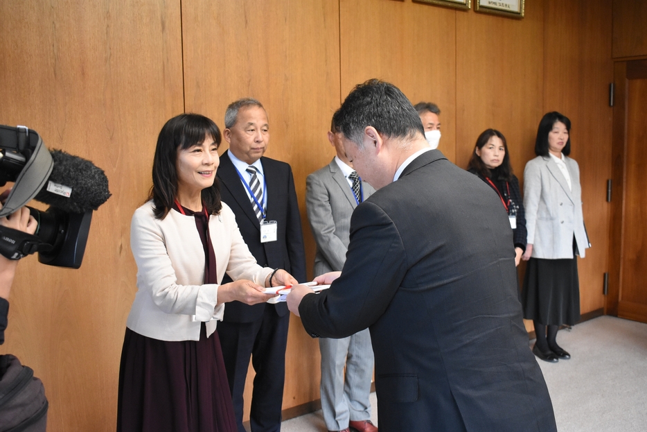 小学校へ図書カードの寄贈=岡山県美作市で