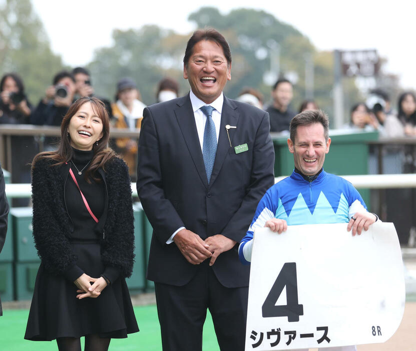 1着シヴァースの榎本加奈子夫人、佐々木主浩オーナー（中央）M・デムーロ騎手（撮影・柴田隆二）