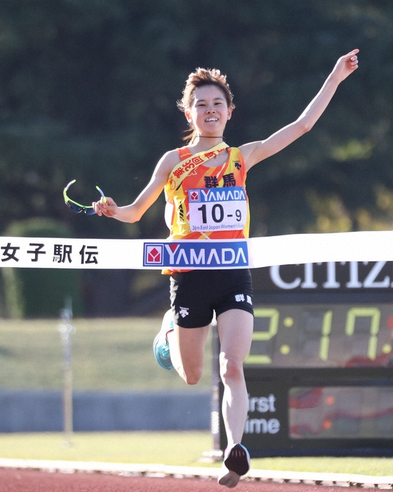 2021年の東日本女子駅伝で群馬チームのアンカーとして優勝のゴールテープを切る不破聖衣来