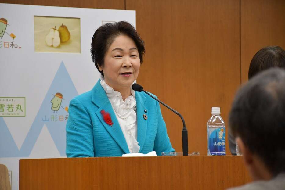 記者会見する山形県の吉村美栄子知事＝28日午前、県庁