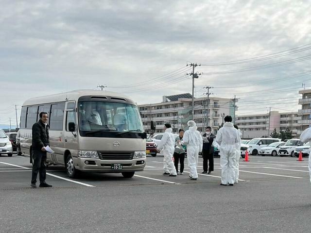 養鶏場のニワトリから鳥インフルエンザウイルスが検出され、宮城県は殺処分を始めた=県提供