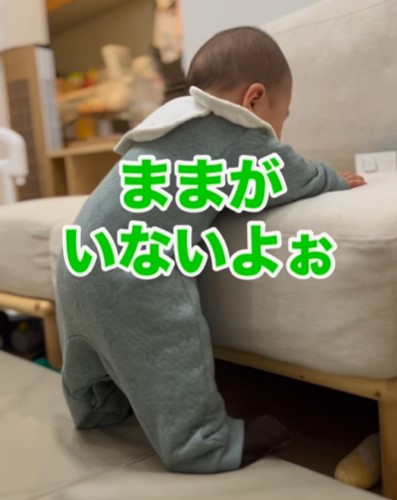 ソファにしがみつき泣き出した0歳児、この後、ママが声をかけると…