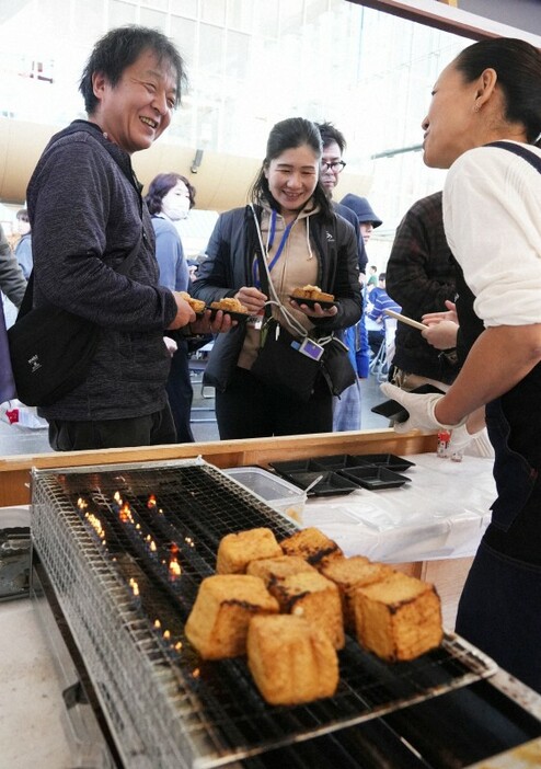 揚げたて、焼きたての「あげ」を買い求める来場者＝福井市のJR福井駅前で2024年11月9日午後1時25分、高橋隆輔撮影