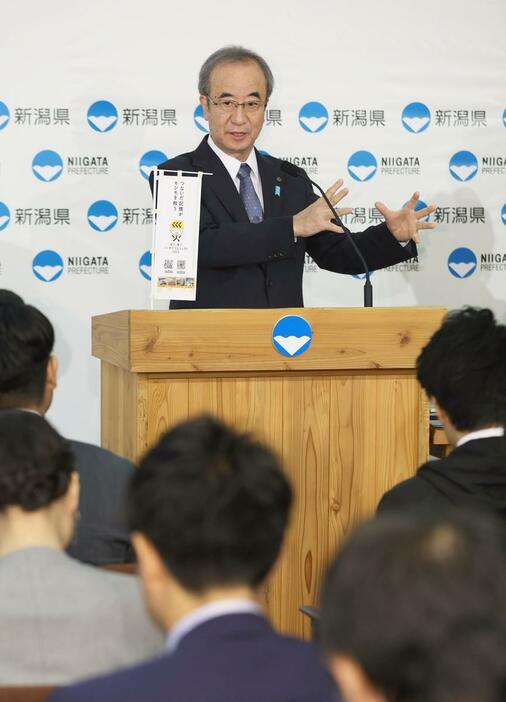 単身世帯の増加を示す将来推計について語る花角英世知事＝１１月１３日、県庁