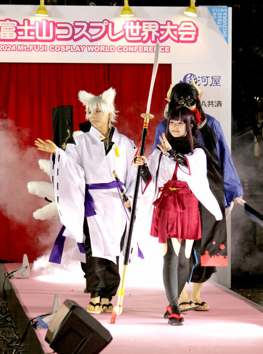 「富士山コスプレ世界大会」のランウェーステージを歩くコスプレイヤー