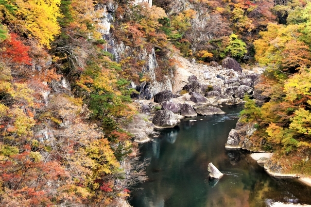 鬼怒楯岩大吊橋から見える紅葉の景色。吊橋の先にある展望台では、鬼怒川と紅葉、温泉街のパノラマを楽しめる