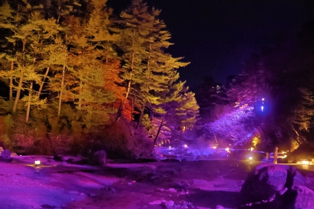 草津温泉湯畑から西側に歩いたところにある西の河原公園。紅葉がライトアップされる様は幻想的