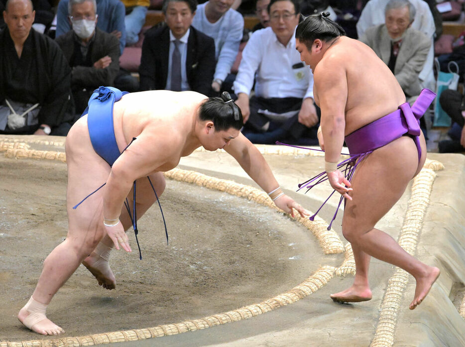 大の里（左）が尊富士を押し出しで下し勝ち越しを決めた（カメラ・今西　淳）