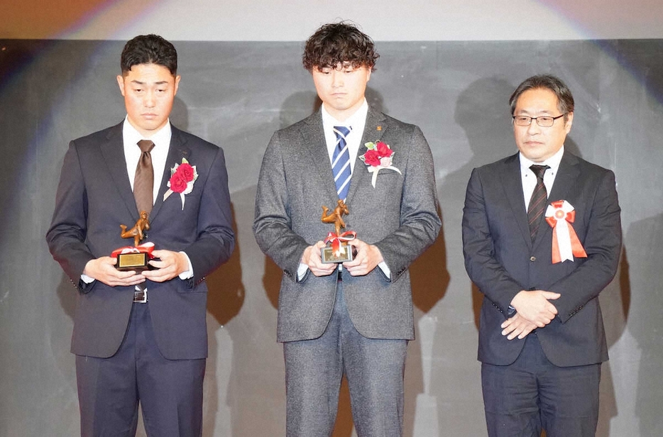 ＜NPB　AWARDS　2024＞スポーツニッポン・飯塚荒太スポーツ部野球部長（右）から新人賞の表彰を受けた（左から）DeNA・庄司陽斗、ソフトバンク・前田純（撮影・村上　大輔）