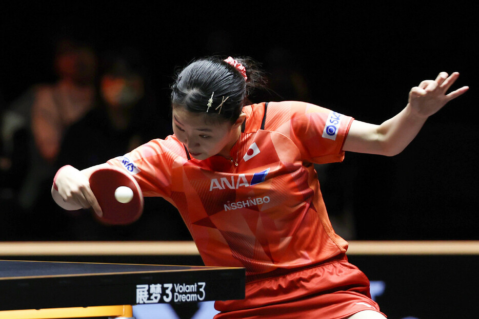 卓球の世界ランキング上位選手で争うワールドテーブルテニス（ＷＴＴ）ファイナルズ。女子シングルス１回戦でプレーする張本美和＝２０日、北九州市立総合体育館