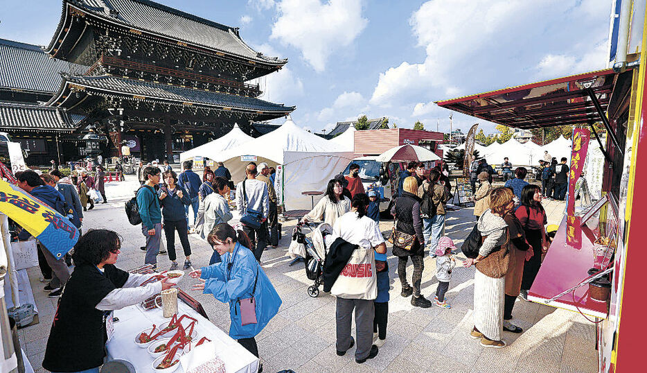 能登の産品を買い求める人たち＝京都市の東本願寺前