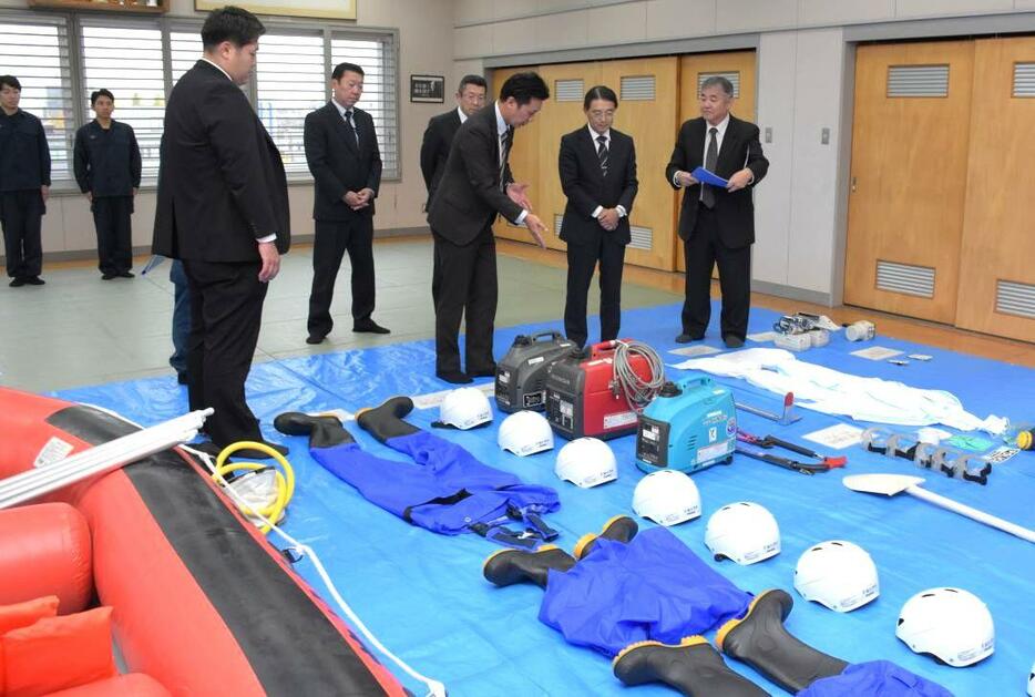 災害対策資機材の点検をする県警の滝沢幹滋本部長(右から2人目)ら=ひたちなか署