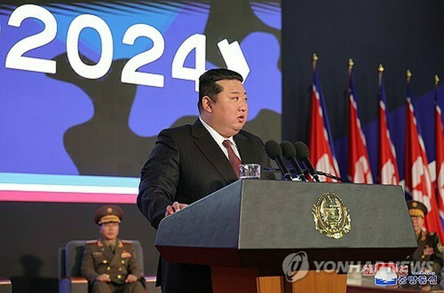 21日に開幕した兵器展示会で演説する金正恩氏（朝鮮中央通信）＝（聯合ニュース）≪転載・転用禁止≫