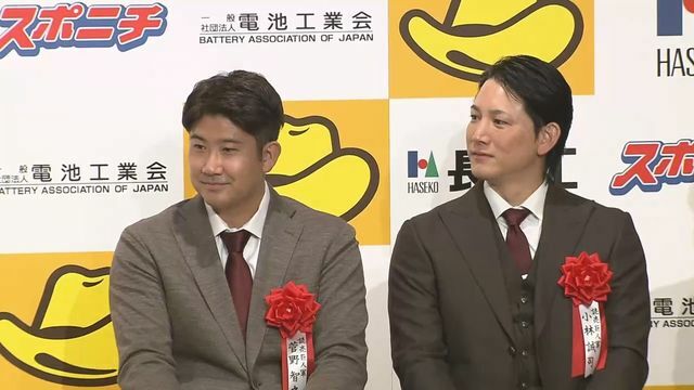 バッテリー賞の表彰式に出席した巨人の菅野智之投手と小林誠司選手