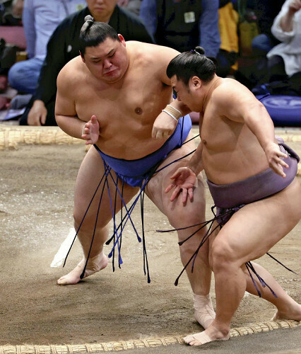 翔猿（右）を押し出しで下した大の里（１７日）＝木佐貫冬星撮影