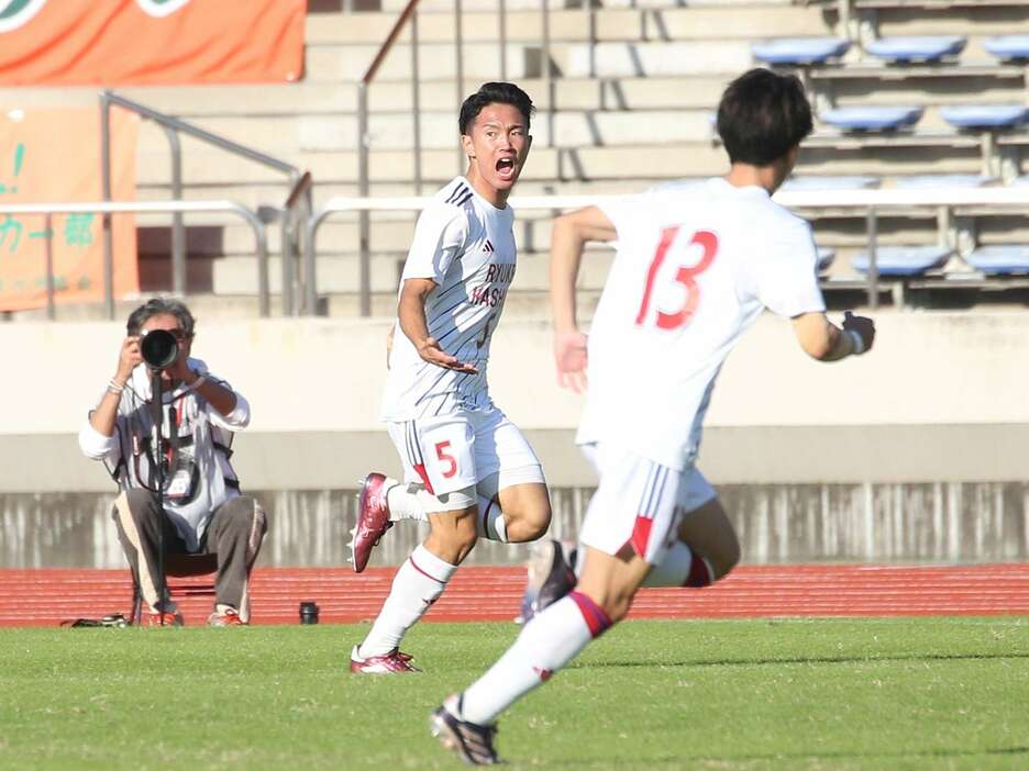 1-1の前半36分、流通経済大柏高CB佐藤夢真(3年=FC多摩ジュニアユース出身)が決勝ゴール(Taro YOSHIDA)