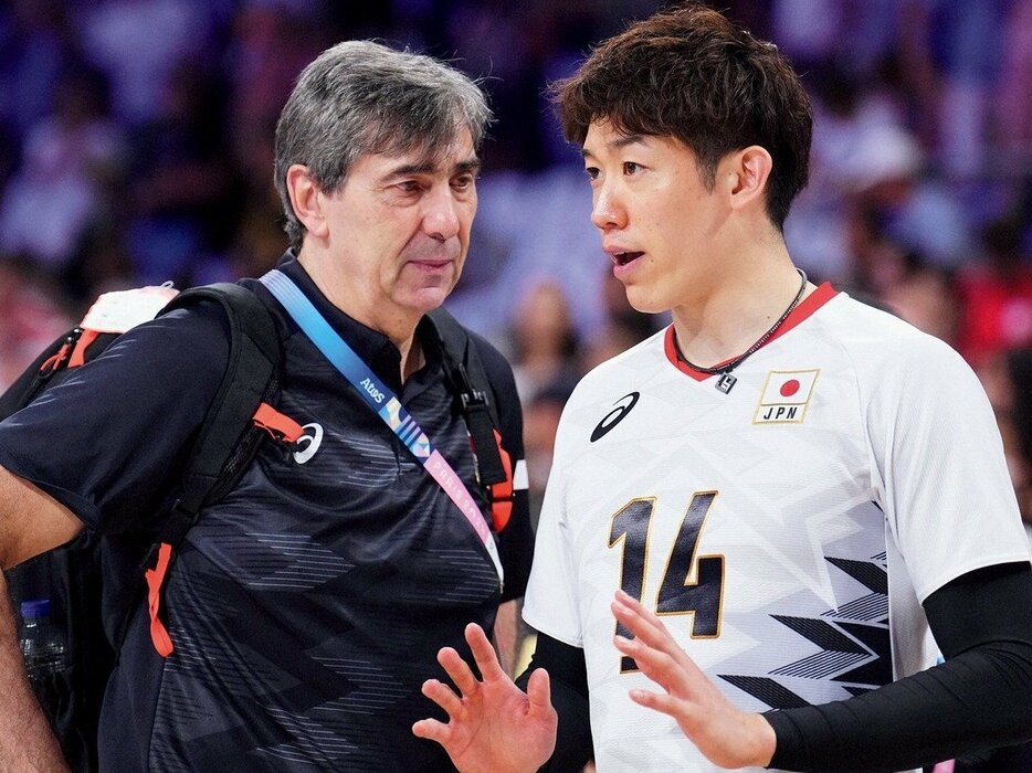 パリ五輪で日本代表から離れたブラン監督と主将の石川祐希 photograph by NIKKAN SPORTS