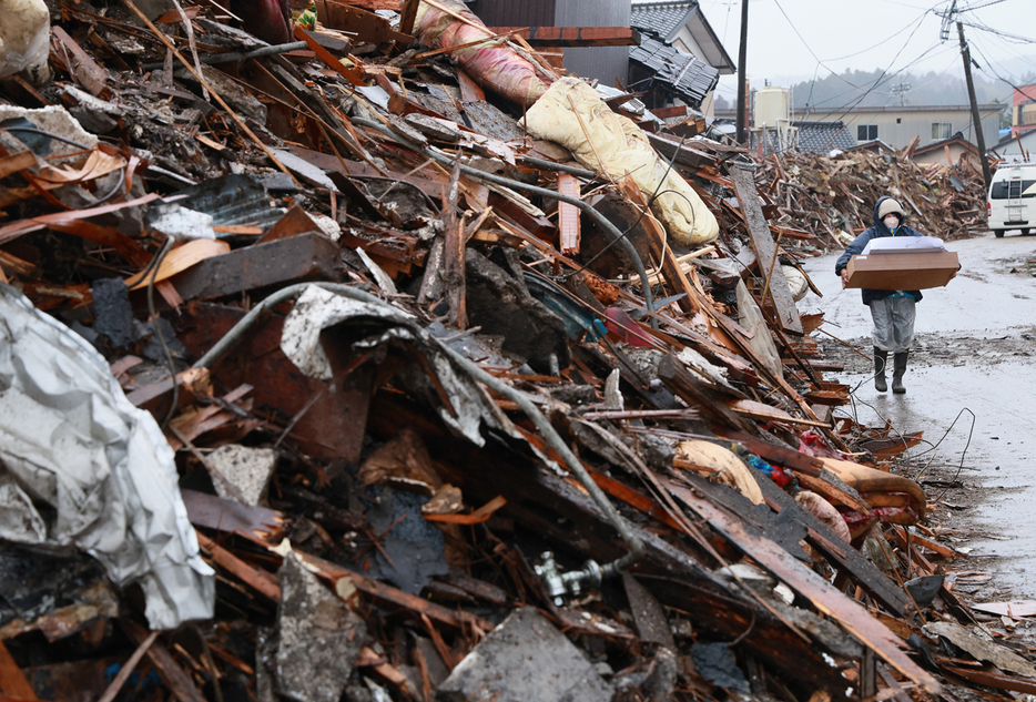 能登半島地震と津波で壊れた建物などのがれきが残る地区＝３月１日、石川県珠洲市