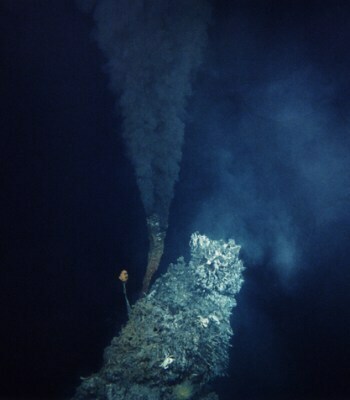 黒い煙のように噴き出す、深海の煙突「ブラックスモーカー」　photo by gettyimages