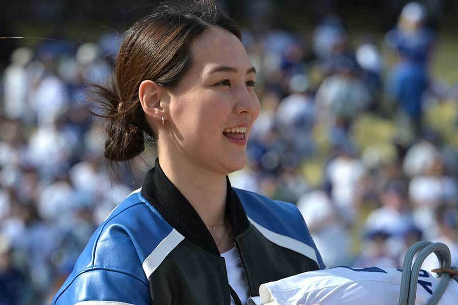 優勝セレモニーに参加した大谷翔平の妻・真美子夫人【写真：ロイター】