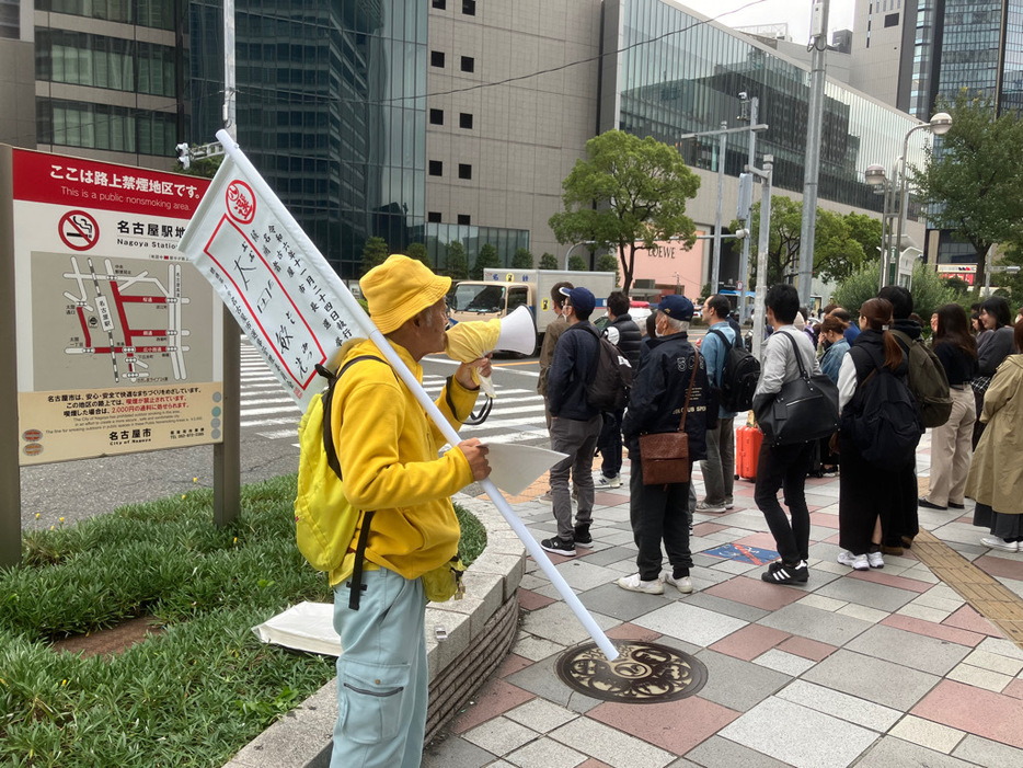 信号待ちする人たちに向けて演説