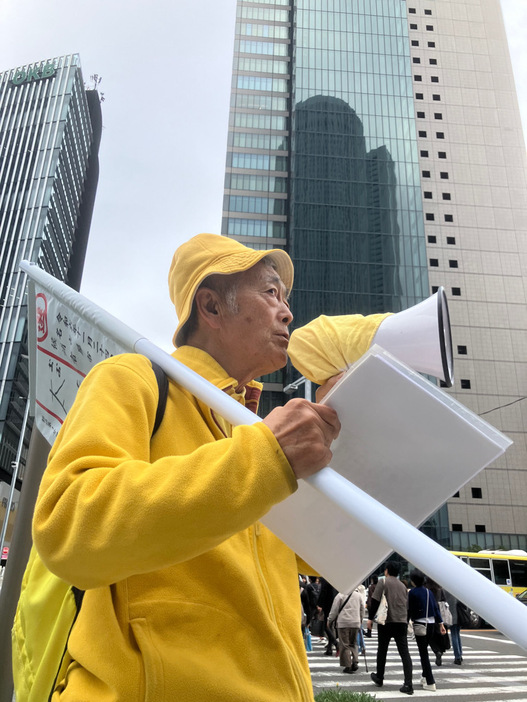 名古屋駅近くで演説する太田さん