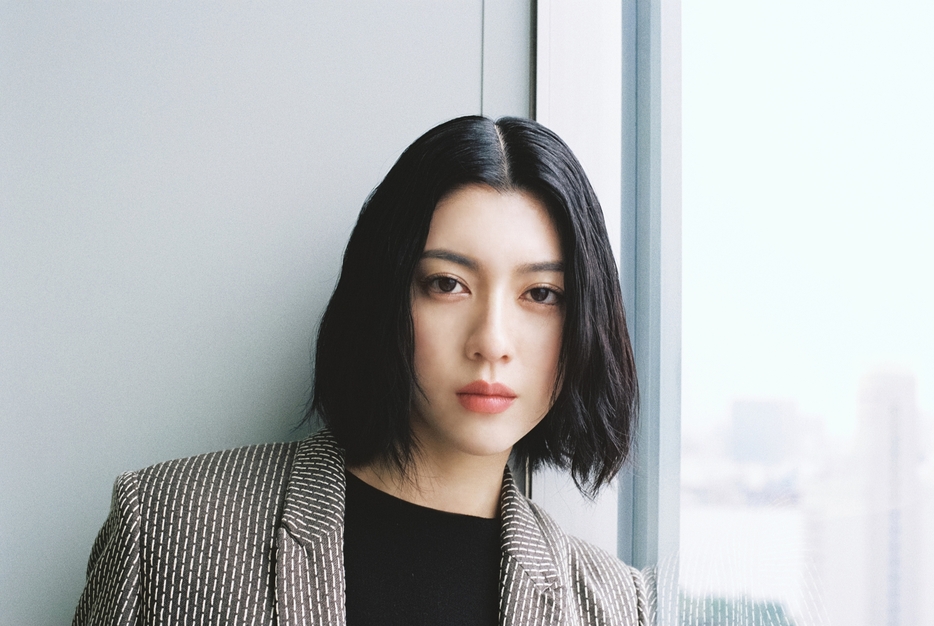 三吉彩花（写真：新家 菜々子）