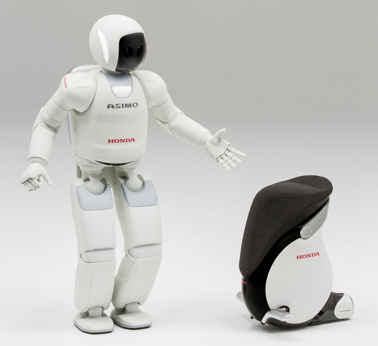 「ホンダ0」のデジタルUXを取材していたら、なぜか今はなき「ASIMO」（写真向かって左）を思い出して落涙しそうになった。ユーザー体験が創出する価値というのは、なにも機能だけによるものではないよなぁと感じ入った次第。（写真：本田技研工業）