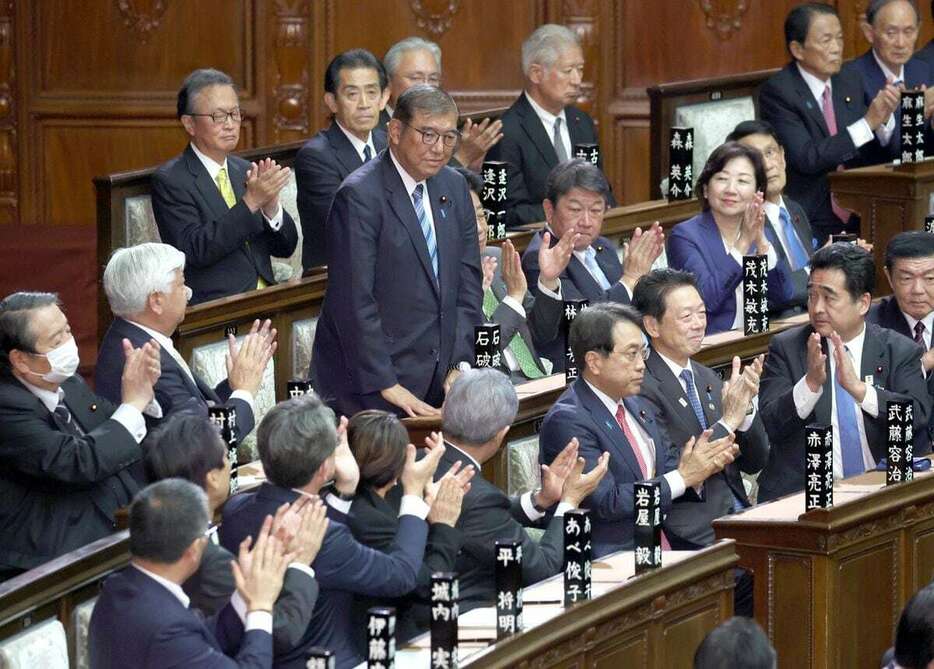 衆院本会議で第103代首相に指名され、起立する自民党の石破茂首相 ＝11日午後（酒井真大撮影）