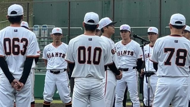 ファンに向かって挨拶する育成の坂本勇人選手