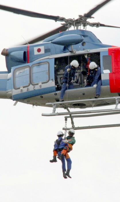 ヘリコプターからの降下訓練を行う東京都警察情報通信部の職員ら＝5日午後、東京都立川市