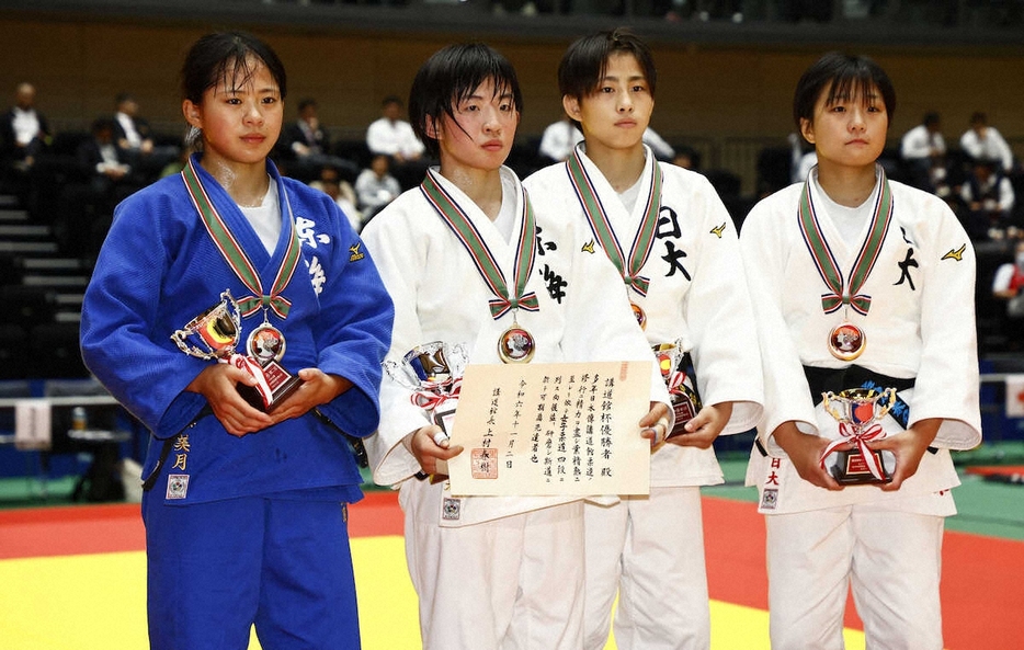 ＜講道館杯　全日本柔道体重別選手権＞表彰式でフォトセッションに臨む（左から）近藤、吉岡、原田、宮木（撮影・五島　佑一郎）