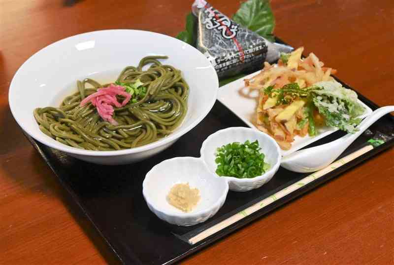 緑色の麺が特徴の「桑の葉うどん」