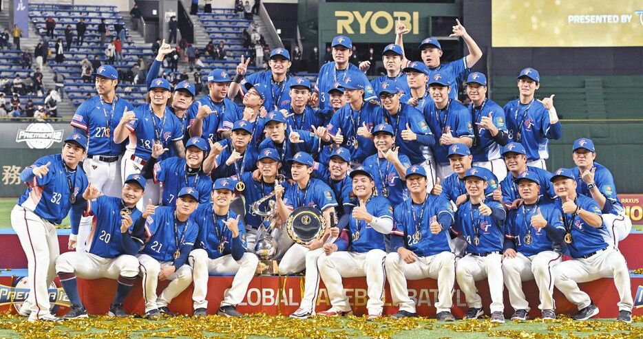 プレミア１２で優勝し、記念撮影する台湾ナイン