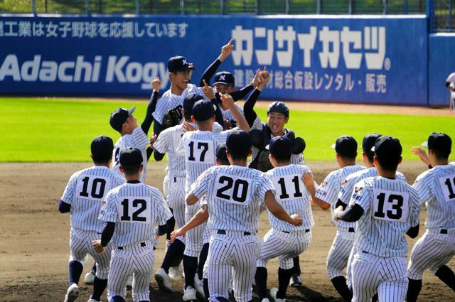 四国大会を制して喜ぶ明徳義塾の選手たち=2024年11月4日、県立春野、大坂尚子撮影