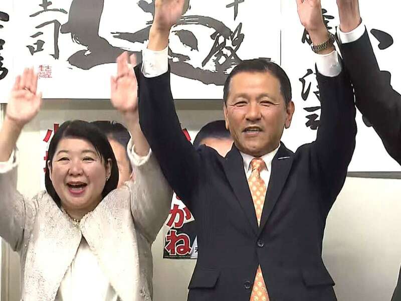 恵那市長選で３回目の当選を果たした小坂喬峰氏（右）＝１０日午後、恵那市内