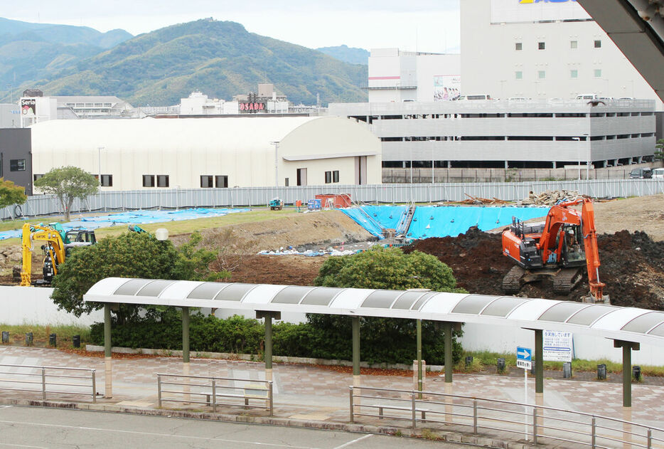 ＪＲ東静岡駅前のアリーナ建設予定地では作業が始まっている