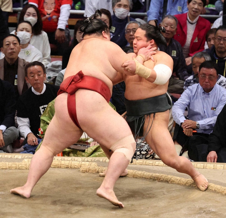 ＜九州場所8日目＞隆の勝（左）は翠富士を押し出しで破る（撮影・成瀬　徹）