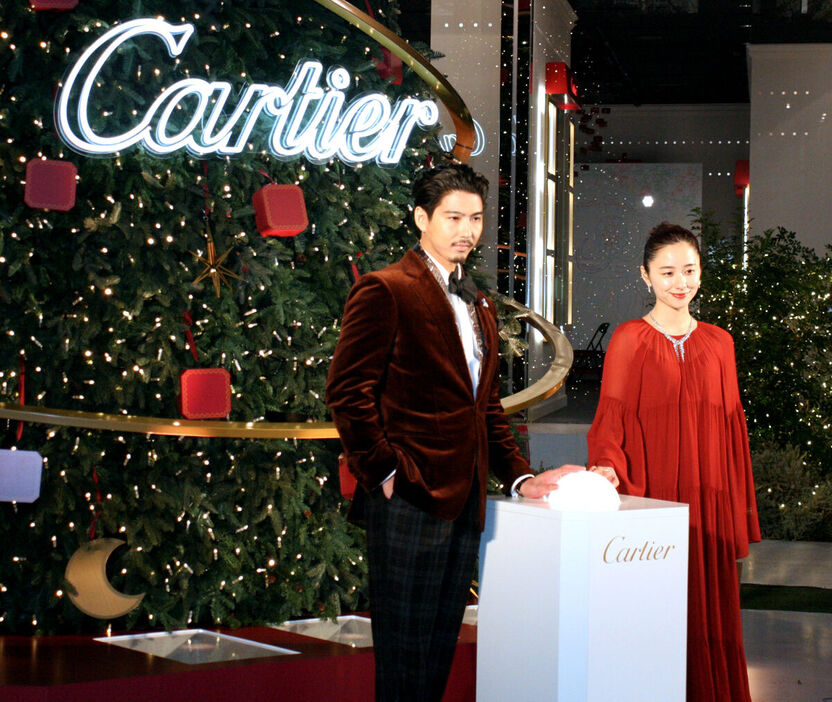 カルティエのオリジナルクリスマスツリー点灯式に出席した賀来賢人、堀田真由